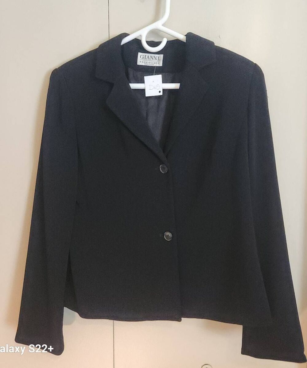 D65 Gianni Essentials Black Two Button Lined Blazer notched collar Size 10